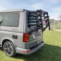 Czarny bagażnik rowerowy na klapę bagażnika do VW California, VW Multivan, VW Caravelle
