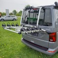 Srebrny bagażnik rowerowy na klapę bagażnika do VW California, VW Multivan, VW Caravelle