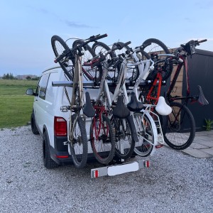 Fahrradträger für 4, 5 oder 6 Fahrräder (80 kg, 100 kg, 125 kg, 150 kg) – auch für große Fahrräder wie Mountainbikes, Mountainbikes und Elektrofahrzeuge geeignet. Passend für VW T5, T6, T6.1, T7, Multivan, Caravelle und California.