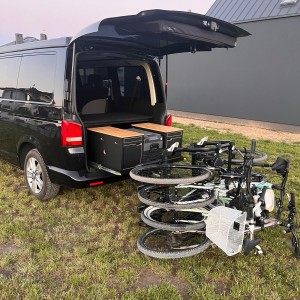 Elektrischer Fahrradträger 67 kg, MTB, Mountain, Cross, Reifen bis 4 Zoll, 3–4 große Fahrräder, Heckklappenöffnung VW Volkswagen T5, T6, T6.1 Multivan, California, Caravelle