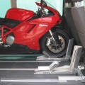 uchwyt do przewozu motocykla motoru w aucie.jpg