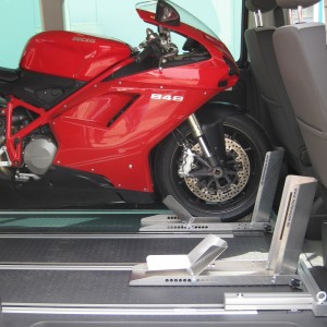 Motorradtransporthalterung, Motorradträger für den Innenraum von Pkw oder Transportern, Motorradträger für Volkswagen Multivan, Mercedes V-Klasse, Ford Custom und andere Modelle