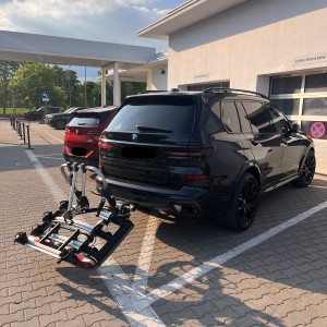 Originaler deutscher Fahrradträger für die Anhängerkupplung, geeignet für 2, 3 oder 4 Fahrräder und 4 E-Bikes. Passend für BMW X3, X5, X6 und X7.